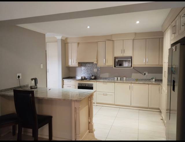 3 BEDROOM DUET TO LET IN HILLSIDE